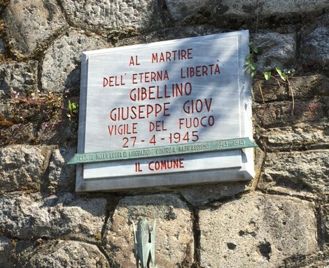 Lapide dedicata a Gibellino, martire della libertà, 27 aprile 1945, commemorazione di un vigile del fuoco.