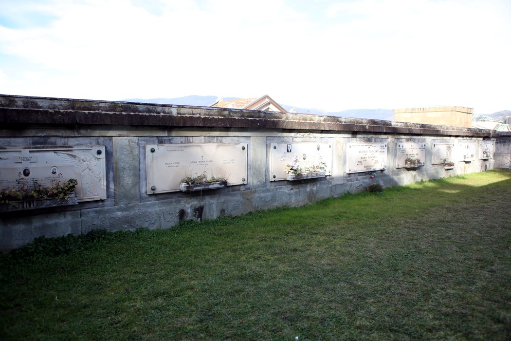 Monumento commemorativo dedicato alle vittime dei bombardamenti, con lastre commemorative e giardino circostante.