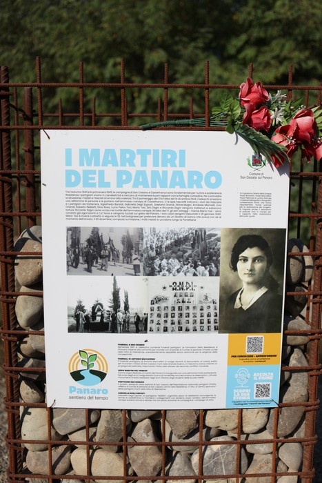 Monumento ai Martiri del Panaro, con fotografie storiche e un omaggio floreale.
