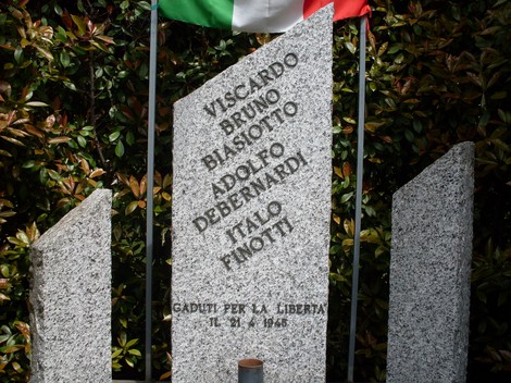Cippo commemorativo dedicato a De Bernardi, Biasotto e Finotti, caduti per la libertà nel 1945.
