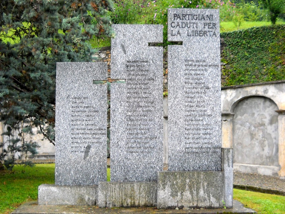 Monumento ai partigiani, omaggio ai caduti per la libertà, simbolo di resistenza e memoriale storico.