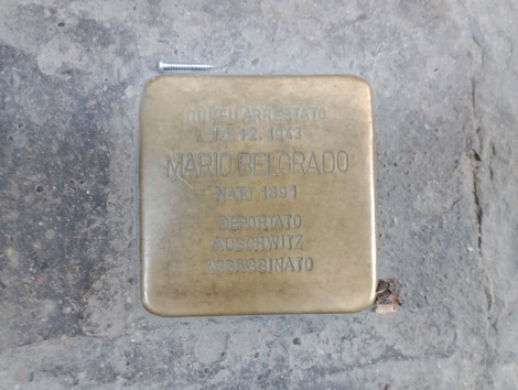 Pietra d'inciampo a Belgrado, commemorazione delle vittime dell'Olocausto, con dettagli sulla deportazione.