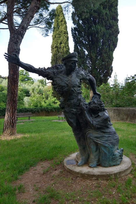 Scultura del "Monumento a D'Acquisto", che celebra il coraggio e il sacrificio del protagonista.