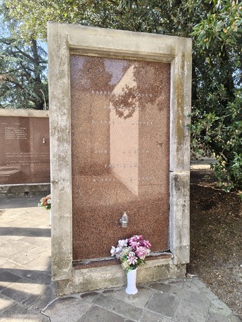 Il Sacrario dei Caduti di Gaggio con monumento commemorativo e fiori freschi in ricordo dei defunti.