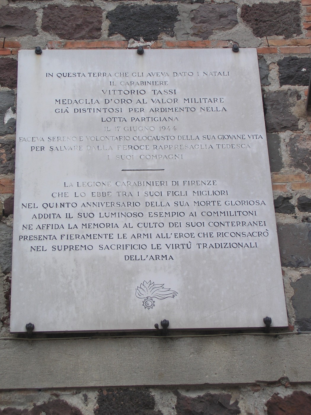 Lapide commemorativa dedicata a Vittorio Tassi, carabiniere e medaglia d'oro al valor militare.