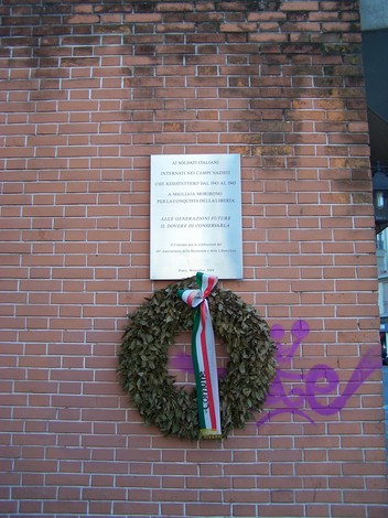 Lapide commemorativa dedicata ai soldati internati durante la Seconda Guerra Mondiale, decorata con una corona di alloro.