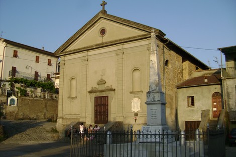 Obelisco in memoria dei caduti, situato di fronte alla Pieve, circondato da un suggestivo paesaggio.