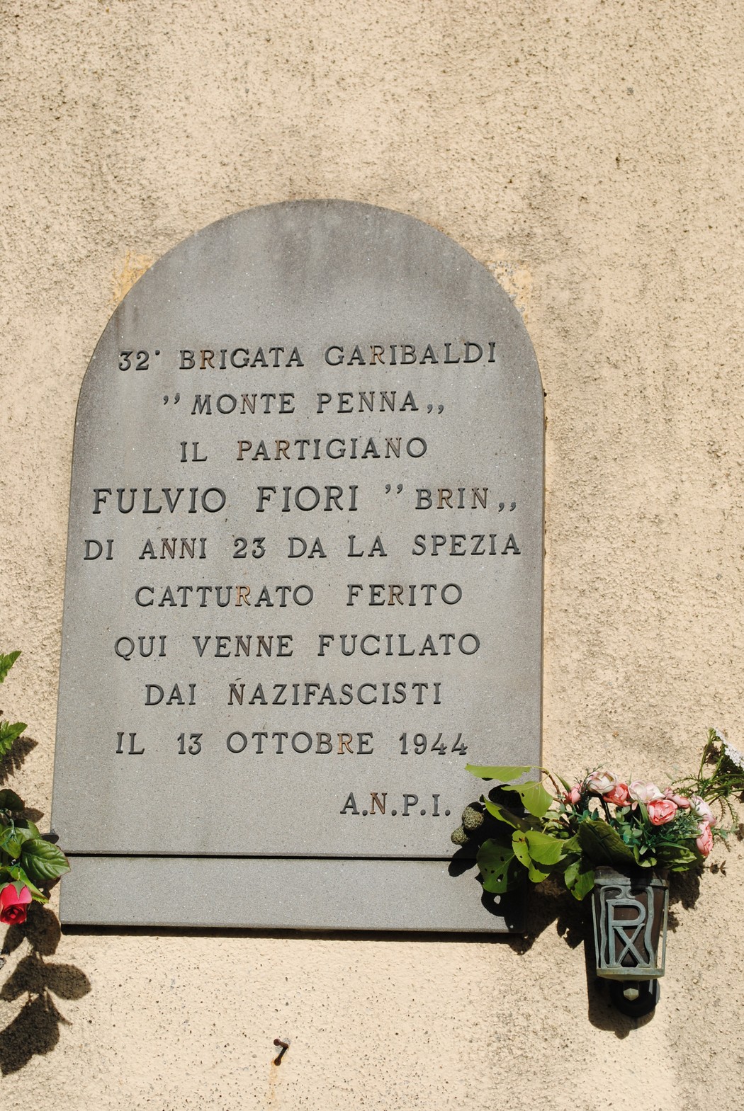 Lapide commemorativa di Fulvio Fiori, partigiano catturato e fucilato dai nazifascisti il 13 ottobre 1944.