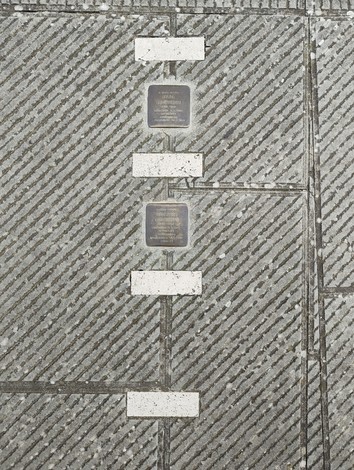 Pietre d'inciampo in ricordo di Giacomelli, Gemignani, Fedi e altre persone, inserite in un pavimento.