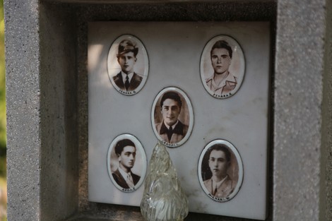 Monumento ai partigiani con ritratti di giovani, in memoria dei caduti dedicati alla libertà.
