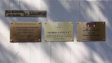 Monumento dedicato agli sminatori, commemorando il loro sacrificio nella bonifica dei campi minati.