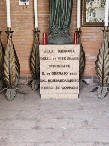Lapide commemorativa dedicata alle vittime del bombardamento aereo del 30 gennaio 1945 a Copparo.
