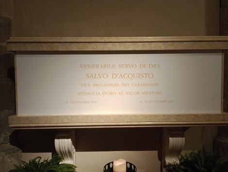 Sepolcro di D'Acquisto, dedicato al vice brigadiere dei carabinieri Salvo D'Acquisto, con iscrizione commemorativa.