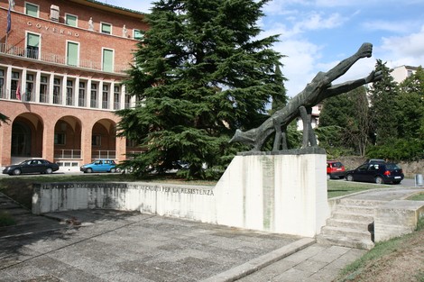 Monumento ai caduti della Resistenza, commemorazione significativa in un contesto urbano.