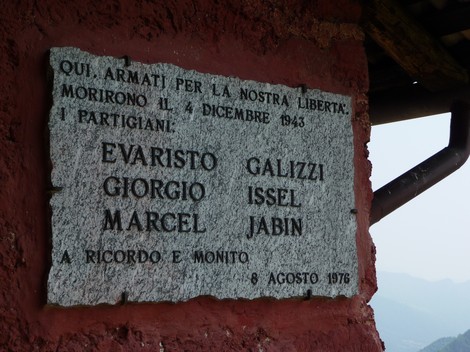 Lapide commemorativa in memoria di Evaristo Galizzi, Giorgio Issel e Marcel Jabin, caduti per la libertà.