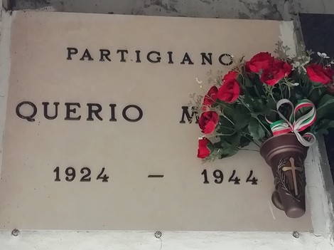 Sepolcro dedicato a Querio, partigiano, con fiori e decorazioni commemorative. Anni 1924-1944.