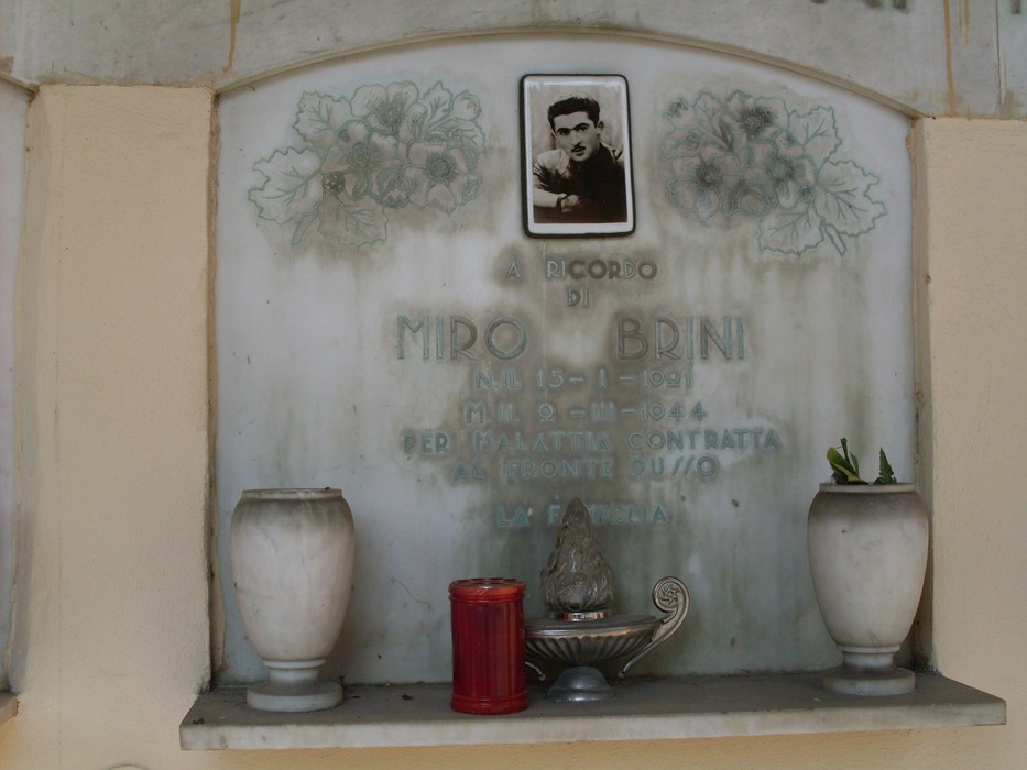 Sacrario dei caduti di Pieve Modolena, commemorazione in marmo con foto e omaggio ai caduti.