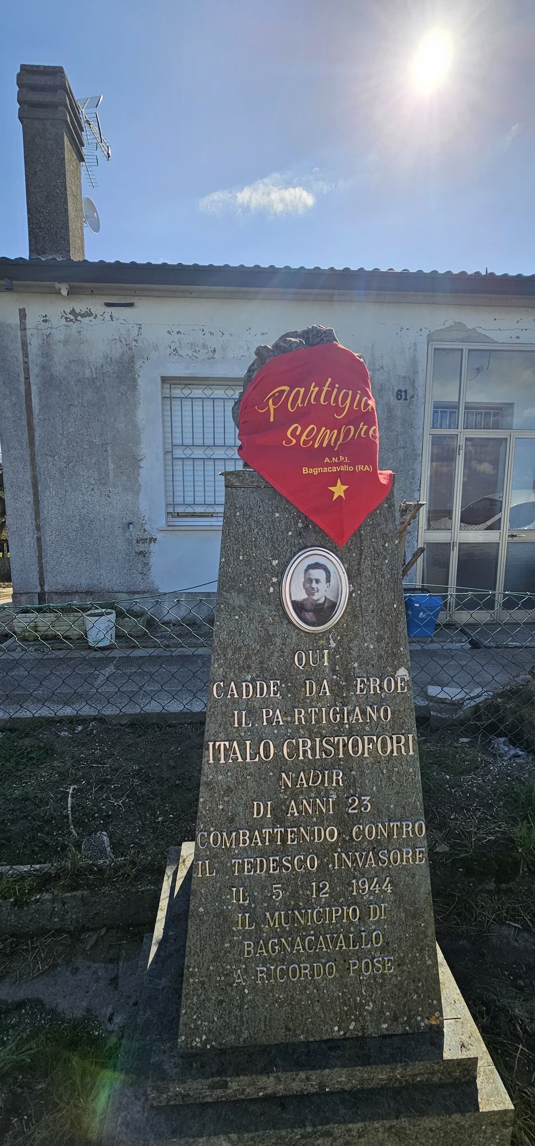 Cippo commemorativo dedicato a Italo Cristofori, partigiano caduto nel 1944, situato a Bagnacavallo.
