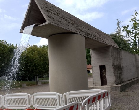 Monumento ai Partigiani con una struttura moderna e un flusso d'acqua, simbolo di lotta e resistenza.