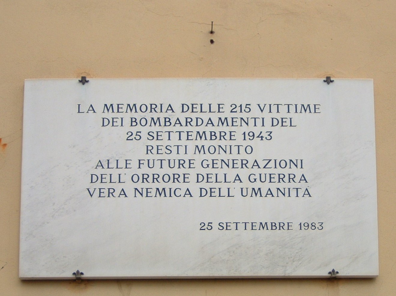 Lapide commemorativa delle 215 vittime dei bombardamenti del 25 settembre 1943 a Campo di Marte.