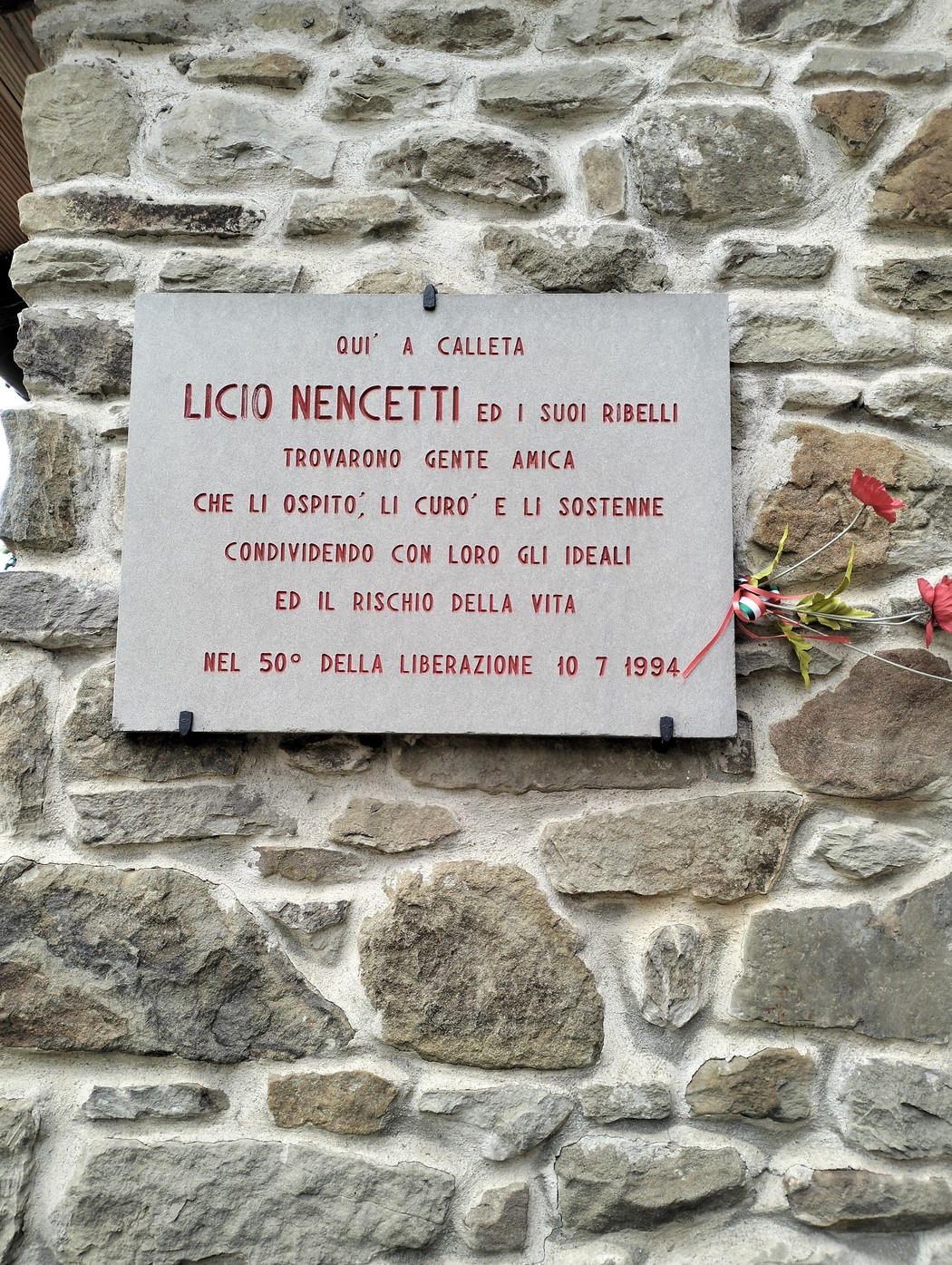 Lapide commemorativa dedicata a Licio Nencetti e ai suoi ribelli nel 50° della Liberazione.