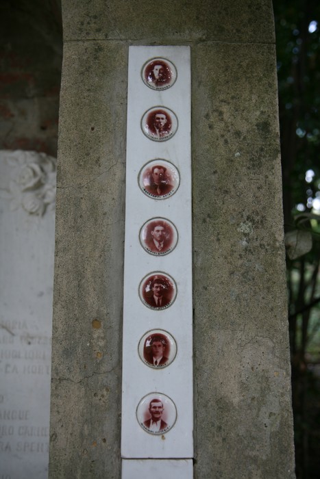 Monumento commemorativo con ritratti in onore delle vittime dell'eccidio di San Polo.