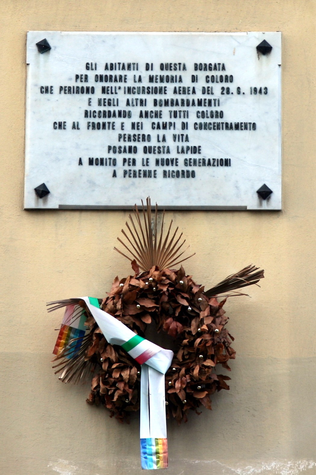 Lapide commemorativa per le vittime dei bombardamenti del 28 agosto 1943, in onore della memoria collettiva.