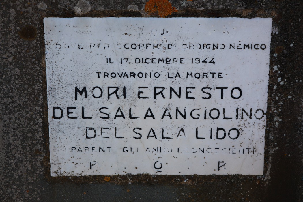 Cippo commemorativo dedicato a Mori e ai Del Sala, in ricordo dei caduti dell'17 dicembre 1944.