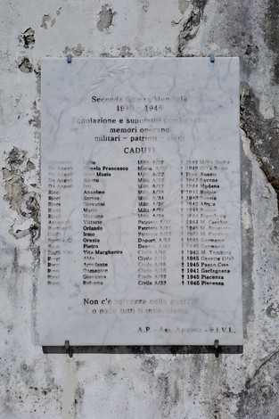 Lastra commemorativa in marmo dedicata ai caduti della Seconda Guerra Mondiale a Casette.