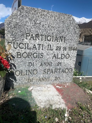 Cippo commemorativo a Borgis e Dolino, in memoria dei partigiani uccisi il 29 novembre 1944.