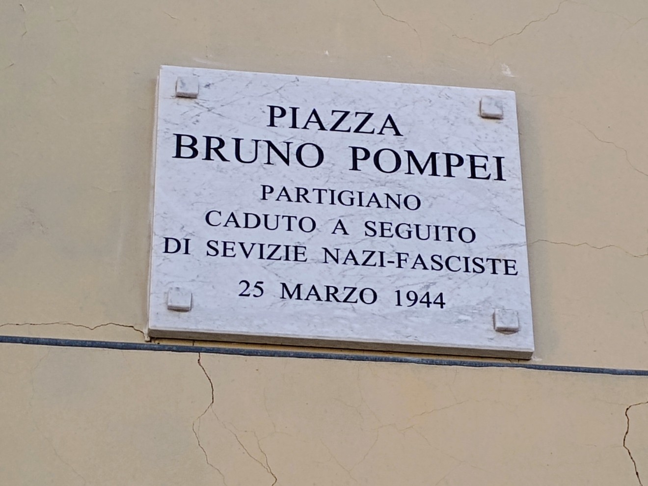 Lapide commemorativa che onora Bruno Pompei, partigiano caduto nel 1944 a causa della violenza nazi-fascista.
