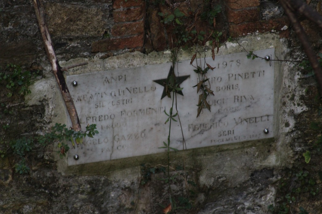 Lapide commemorativa in memoria di Di Nello, Formenti, Gazzo e altri, con decorazioni e iscrizioni.