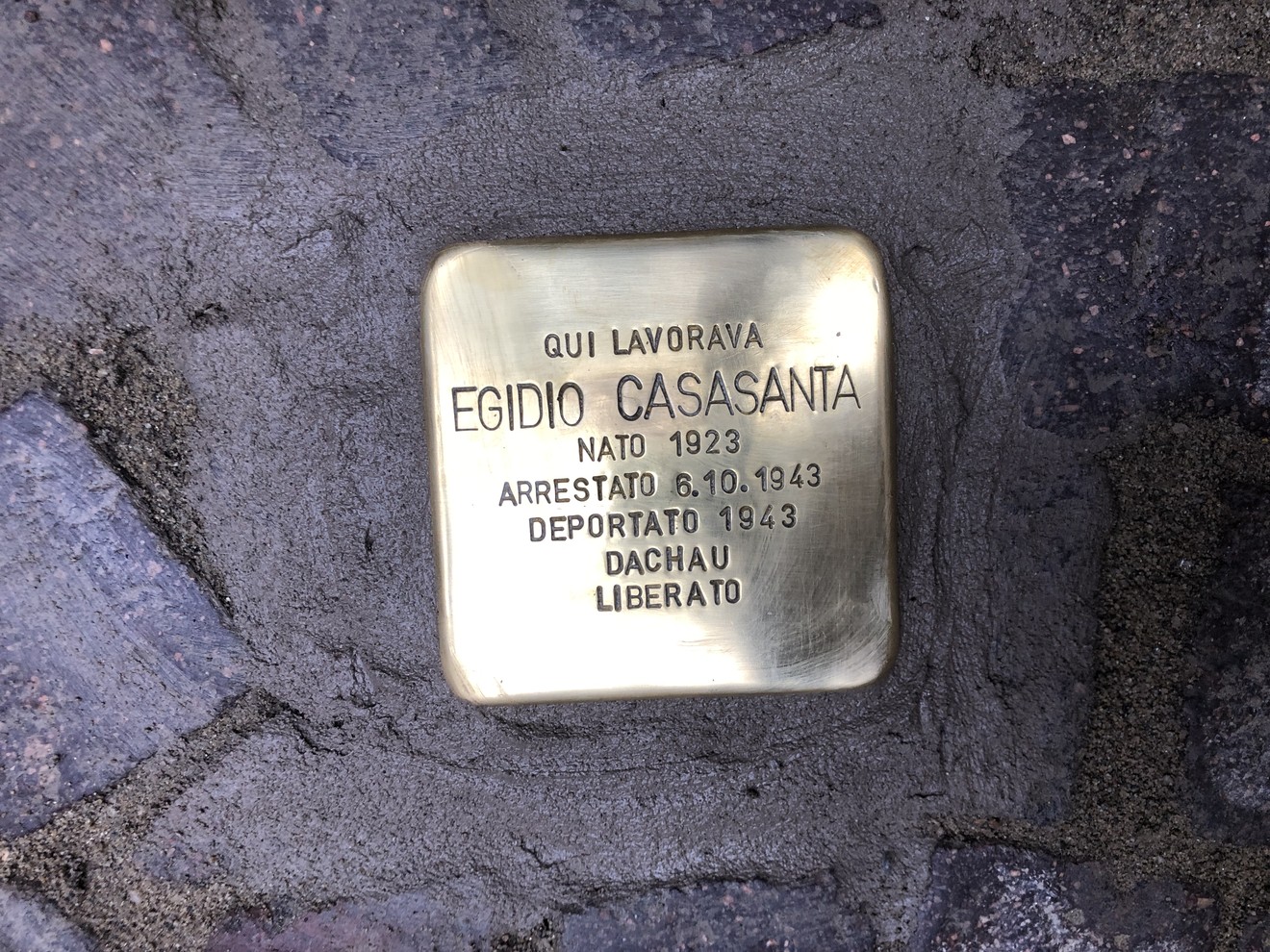 Pietra d'inciampo in memoria di Egidio Casasanta, vittima della deportazione nazista, posata a Casasanta.