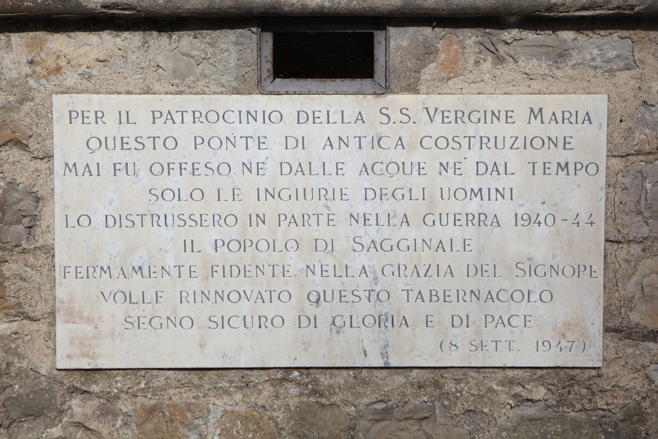 Lapide storica che celebra il ponte di Annibale, eretto per l'omaggio alla Vergine Maria.