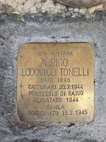 Pietra d'inciampo dedicata a Lodovico Tonelli, commemorando la sua cattura e il destino tragico.