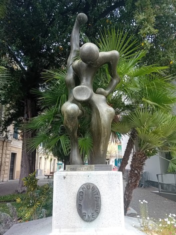 Monumento alla Resistenza, scultura moderna con figure stilizzate in bronzo tra vegetazione.