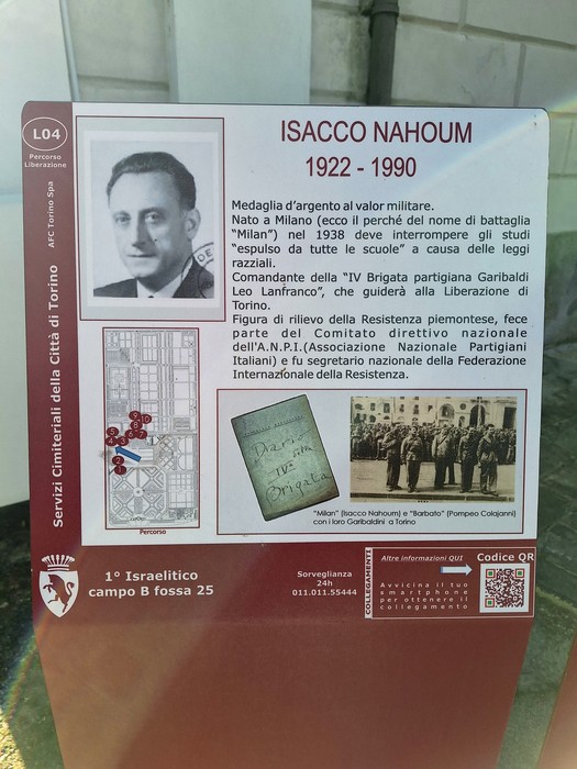 Targa commemorativa con foto, testo biografico, immagini e indicazione del loculo al cimitero israelitico.