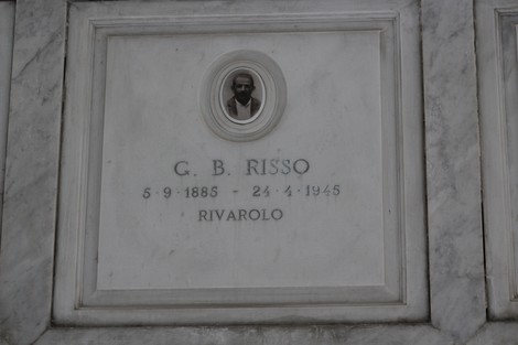Sacrario dei partigiani di Torbella, commemorazione di G. B. Risso con dati e fotografia incisi su marmo.