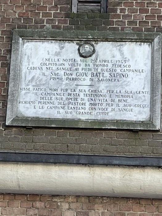 Lapide commemorativa dedicata a Don Giovanni Battista Sapino, primo parroco di Savonera.