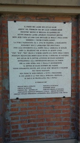 Lapidi commemorative delle Caserme Rosse, dedicate alla memoria di eventi storici e alle persone coinvolte.