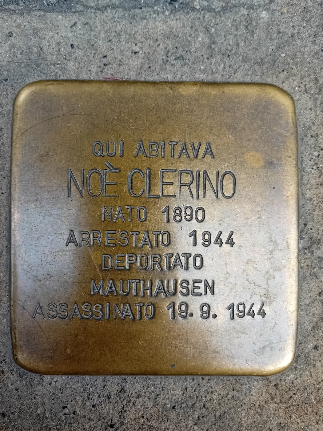 Pietra d'inciampo in ottone incassata nel selciato, con iscrizione dedicata a Clerino.