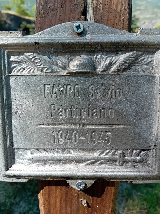 Targa commemorativa di Silvio Favro, partigiano, presso il Parco della Rimembranza.