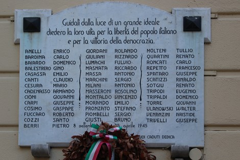 Lapide commemorativa ai caduti per la libertà di Sampierdarena, con nomi incisi in memoria degli eroi.