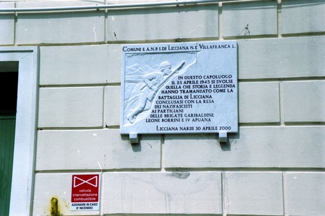 Lapide commemorativa della battaglia di Licciana, che ricorda eventi storici e figure significative.