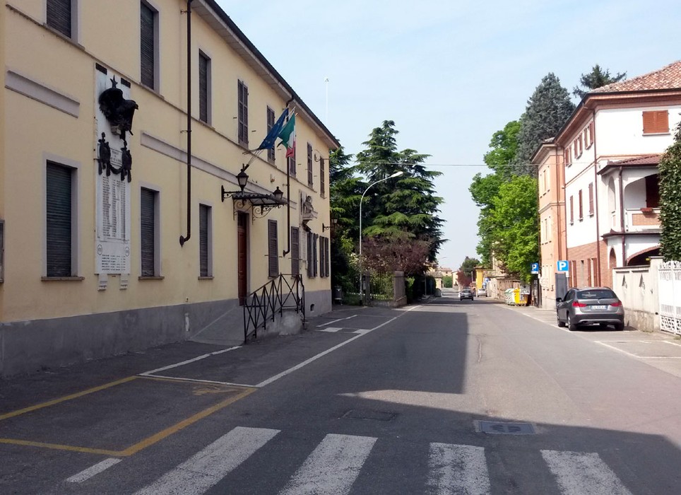 Lapide commemorativa ai caduti di Redavalle, situata in una via del paese, immersa nel verde.