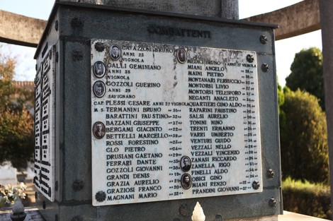 Sacrario ai caduti con elenchi di nomi e riconoscimenti in un ambiente sereno e commemorativo.