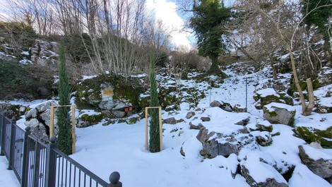 Luogo commemorativo dell'uccisione di don Buttarazzi, immerso nella natura e nella neve.