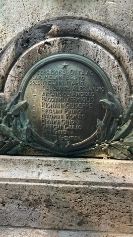 Monumento ai caduti di Piteccio, commemorazione con nomi incisi e decorazioni floreali.