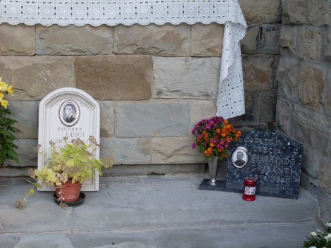 Sacrario dei partigiani di Vezzano, commemorazione dei caduti con lapidi e fiori.