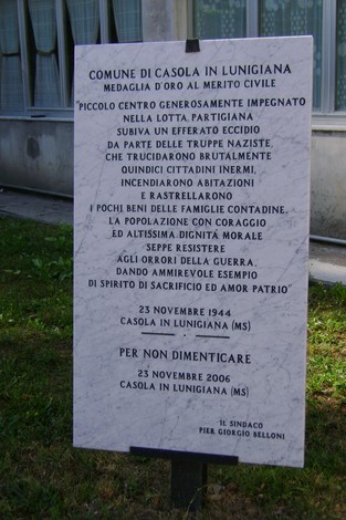 Lapide commemorativa della medaglia d'oro al merito civile di Casola in Lunigiana, dedicata ai caduti.